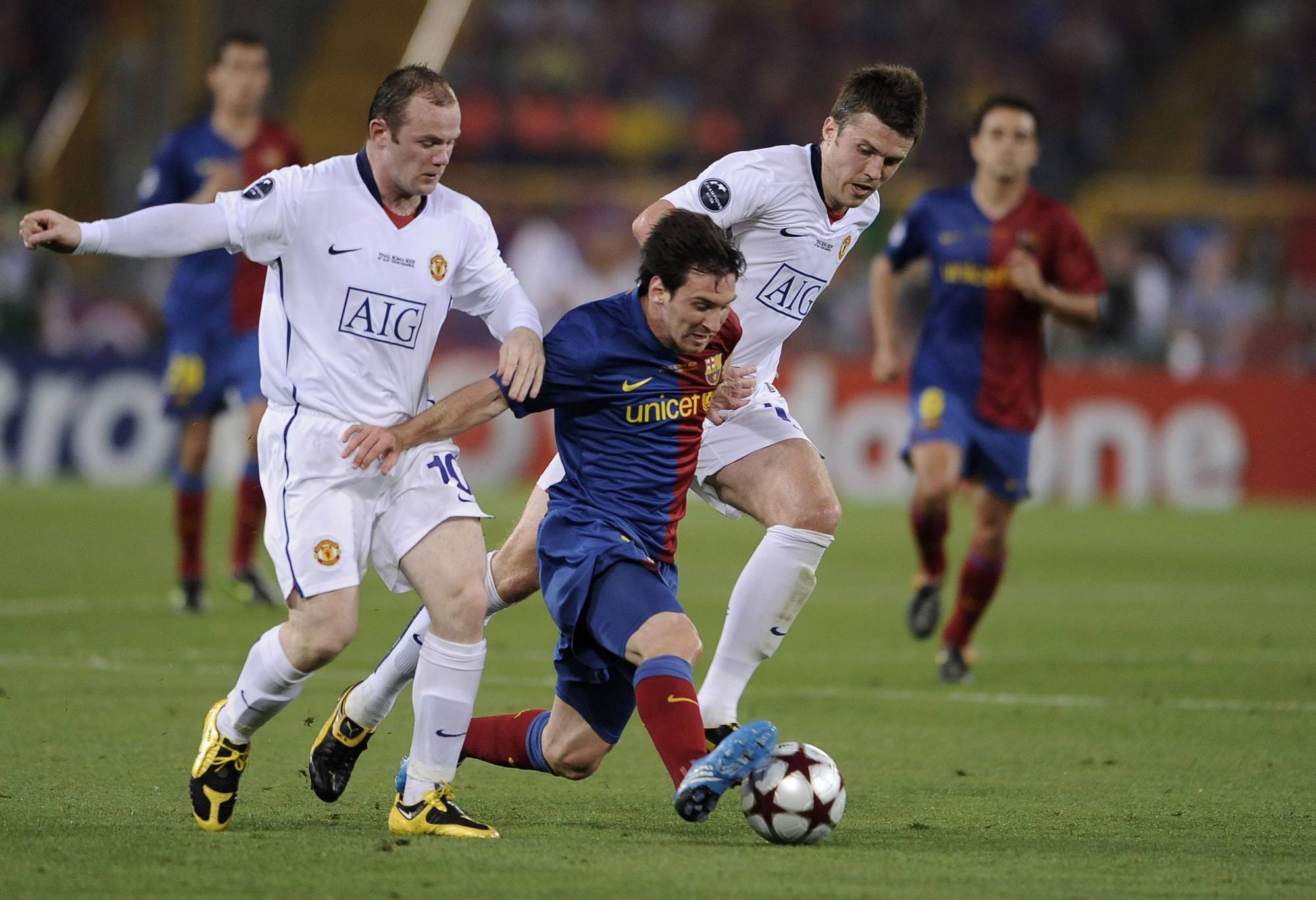 Lionel Messi kjemper om ballen mot Wayne Rooney og Jonny Evans i en fotballkamp. (Bildebeskrivelsen er laget av en KI-tjeneste)