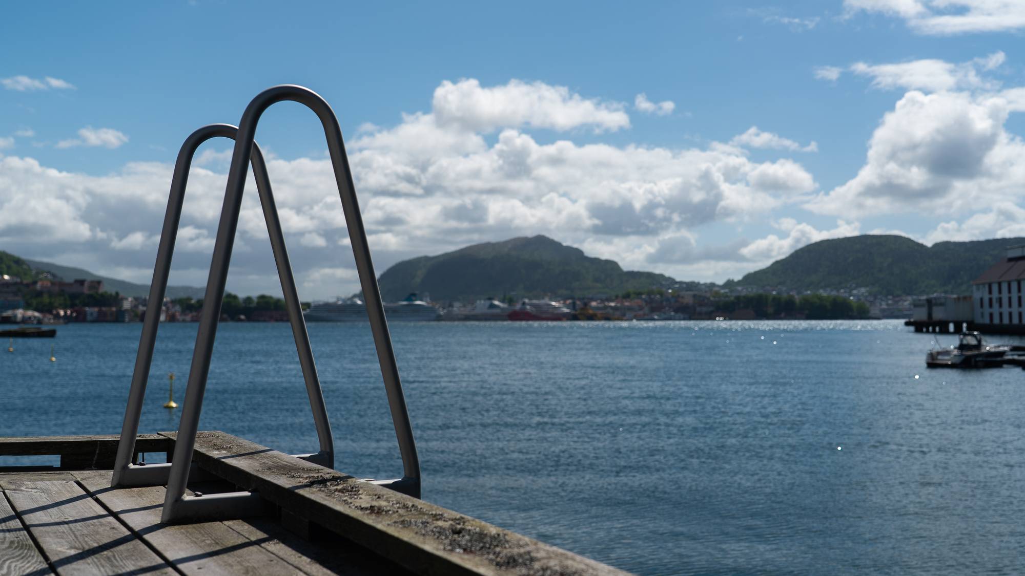 ein badestige på ein bryggjekant