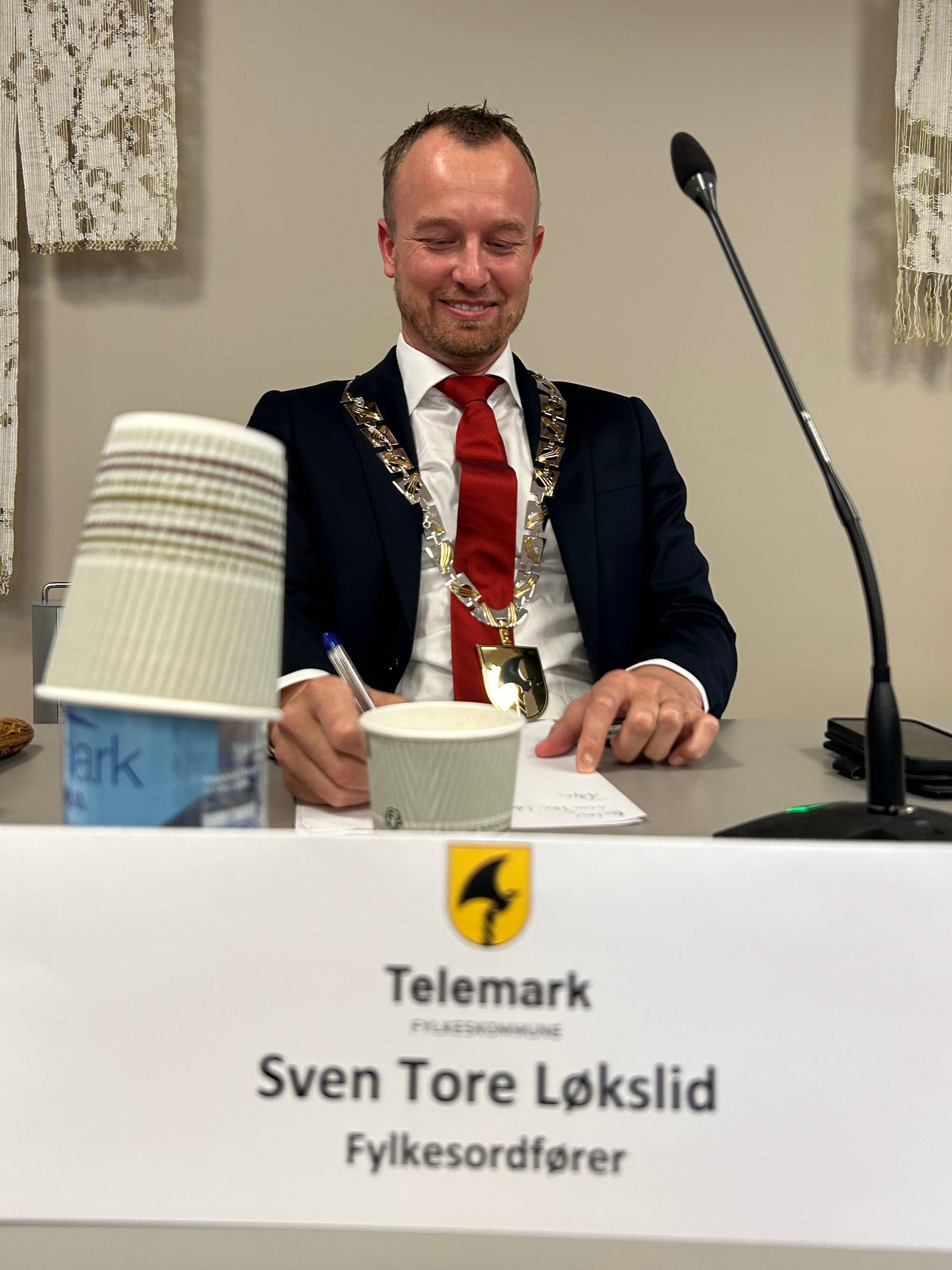 Sven Tore Løkslid, like etter at han ble konstituert som fylkesordfører for "nye" Telemark fylke. 