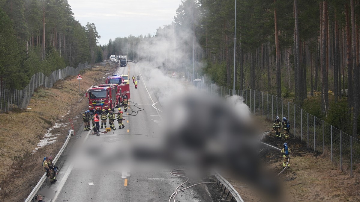 En person omkom etter alvorlig møteulykke mellom lastebil og personbil nord for Romedal i Innlandet