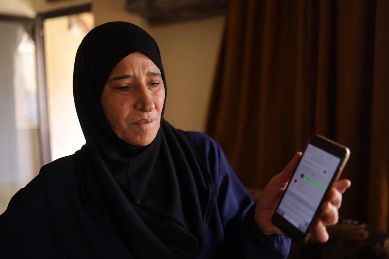 Wissams mor viser frem den siste meldingen fra barnebarna.