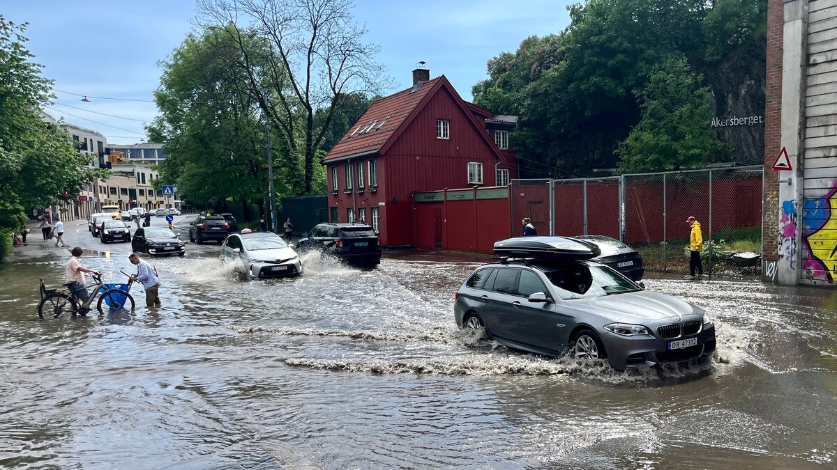 Styrtregn og tordenvær på Østlandet: Oversvømmelser flere steder