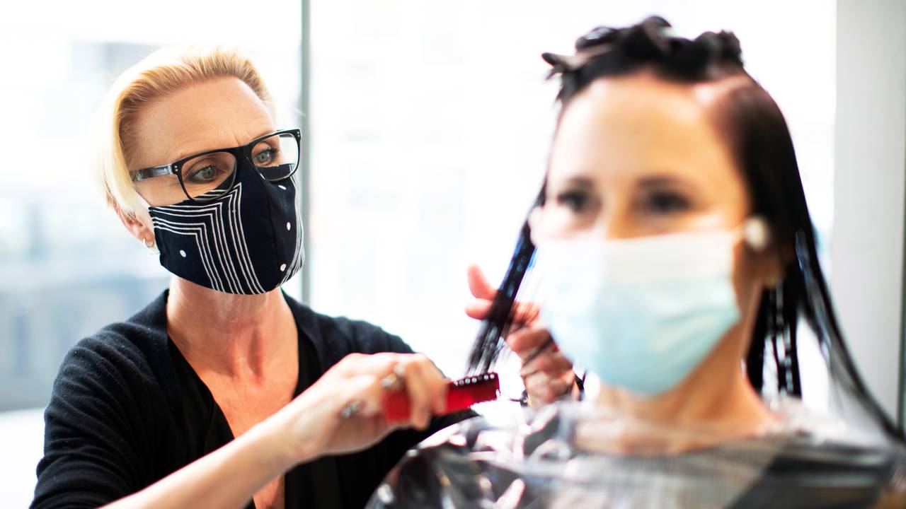 Østerrike er et av landene med krav om munnbind. I Wien hadde både frisøren Patrizia Grecht og kunden på seg munnbind i salongen lørdag.