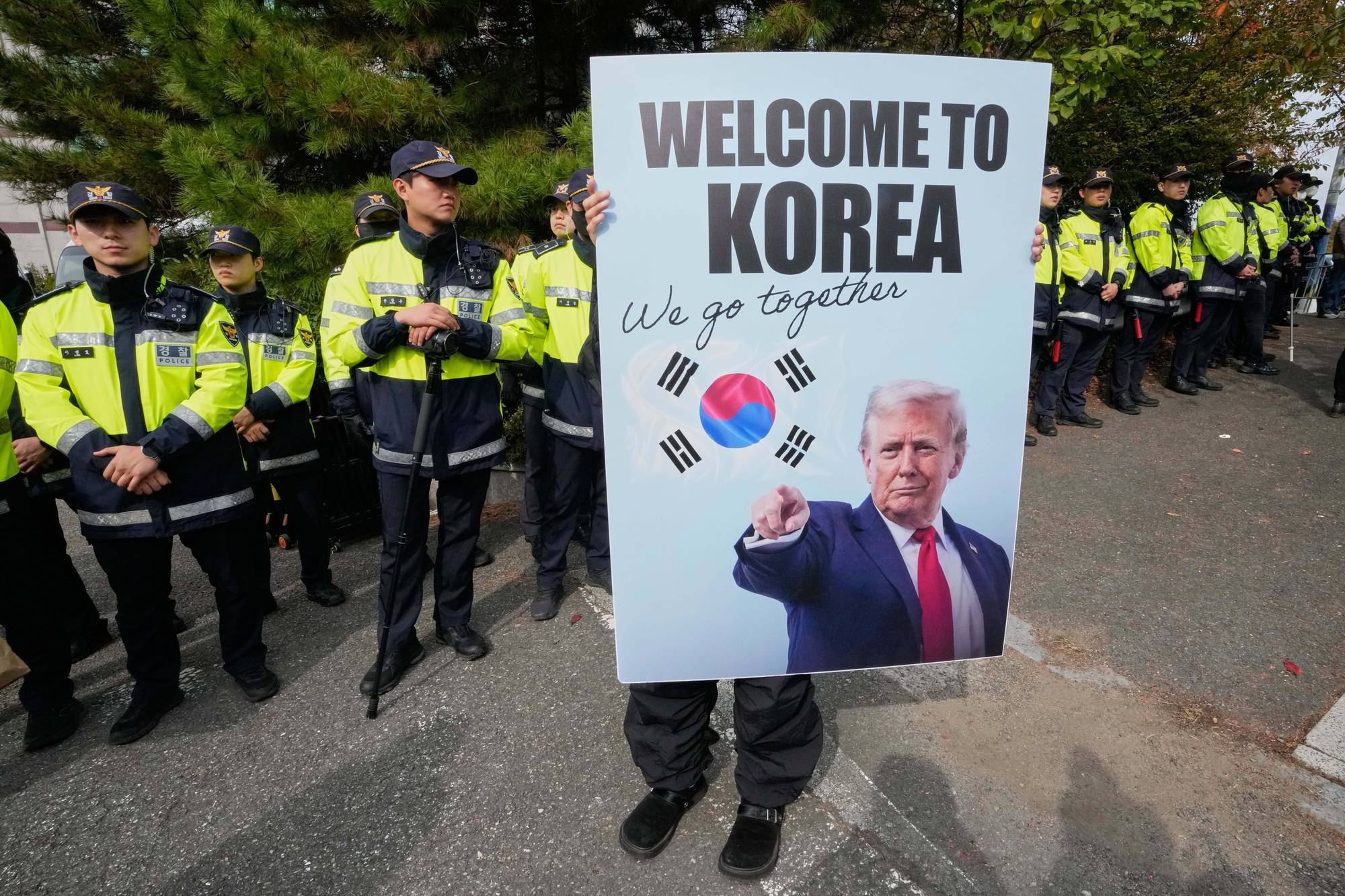 En plakat som ønsker Trump velkommen til Korea