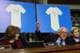 FOTO:Evelyn Hockstein / Reuters / NTB バーニー・サンダース上院議員は、ワクチンの批判的なメッセージでベビー服の写真を展示しています
