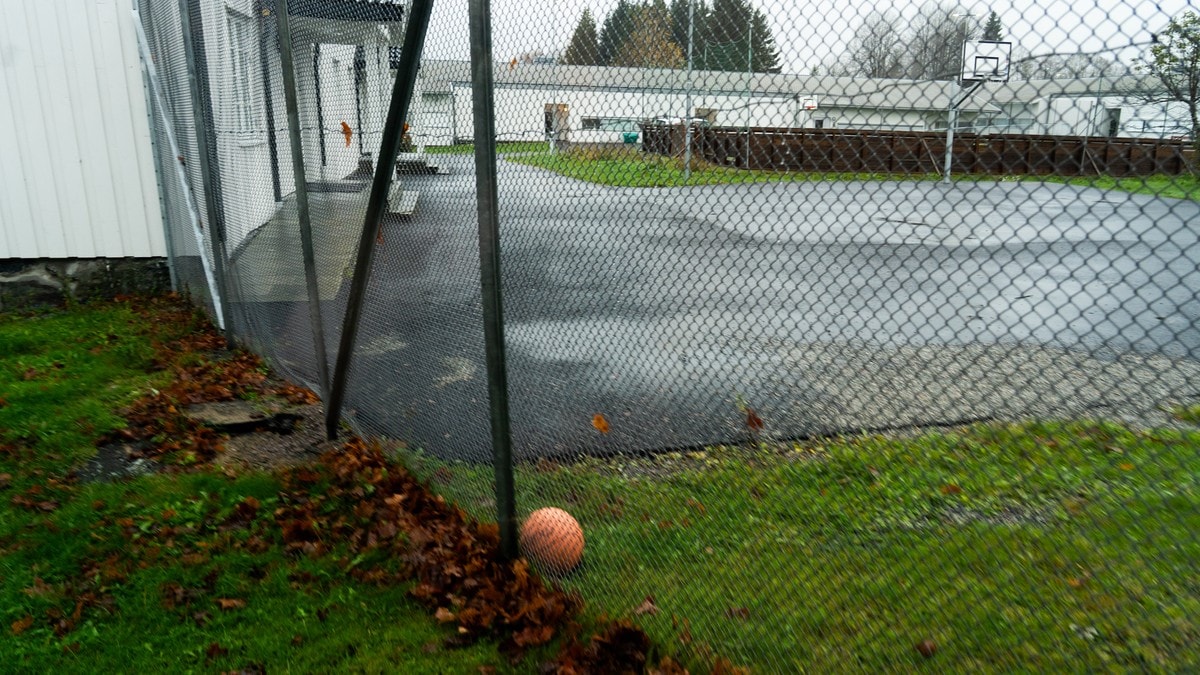 Skadet ansatte og knuste vinduer: Fengsel mener 17-åring forsøkte å rømme