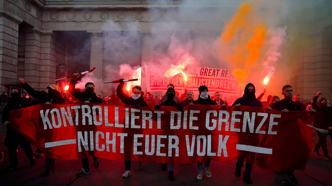 Demonstranter med banner