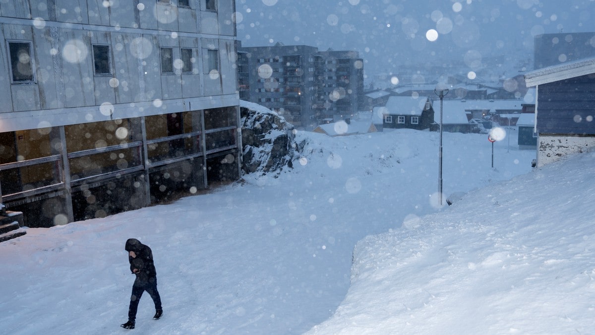 Kontrasten til festtalene blir stadig grellere