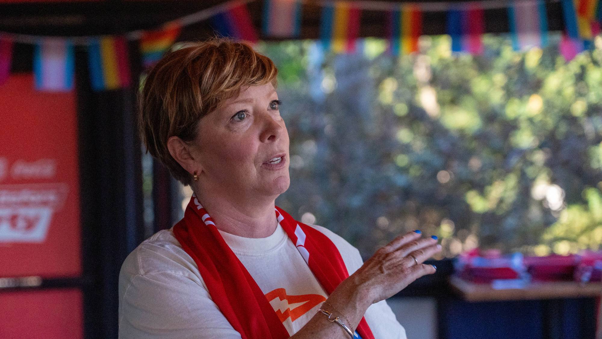 Jen Barnes, leder, pridekamp-komiteen

