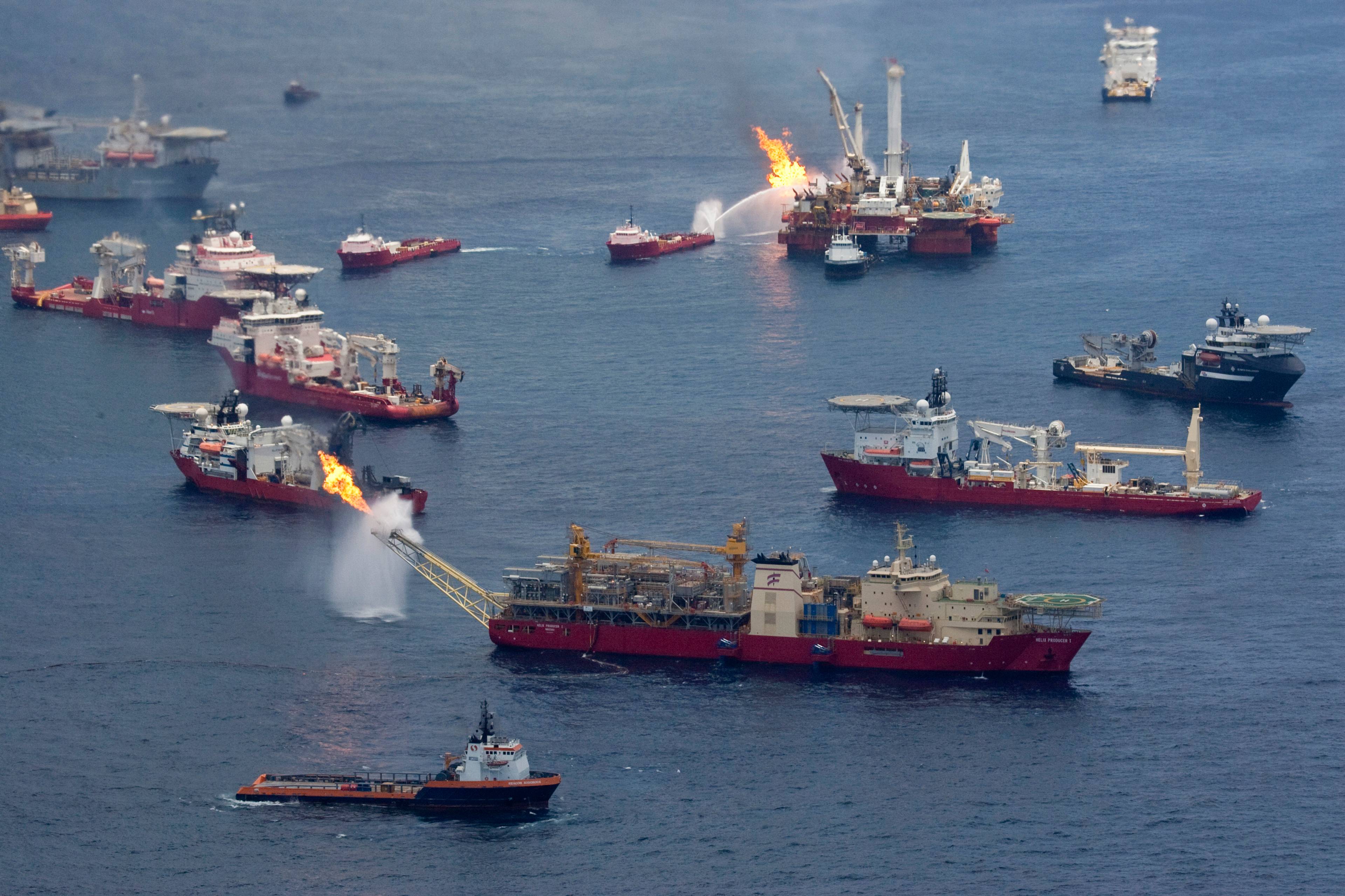 Flere skip bidro etter Deepwater Horizon ulykken, blant dem flere norske fartøy. Bildet viser over ti skip på åpent hav, en av skipene brenner gass.