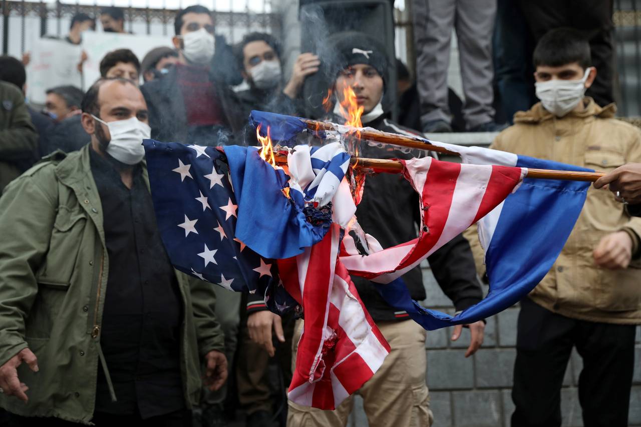 Demonstranter i Teheran brenner det amerikanske og israelske flagget etter drapet på Mohsen Fakhrizadeh. 28. november. 