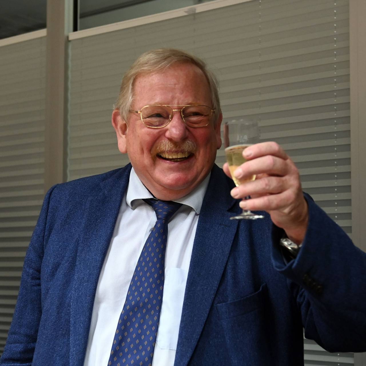 Reinhard Genzel feirer nobelprisen med et glass musserende.