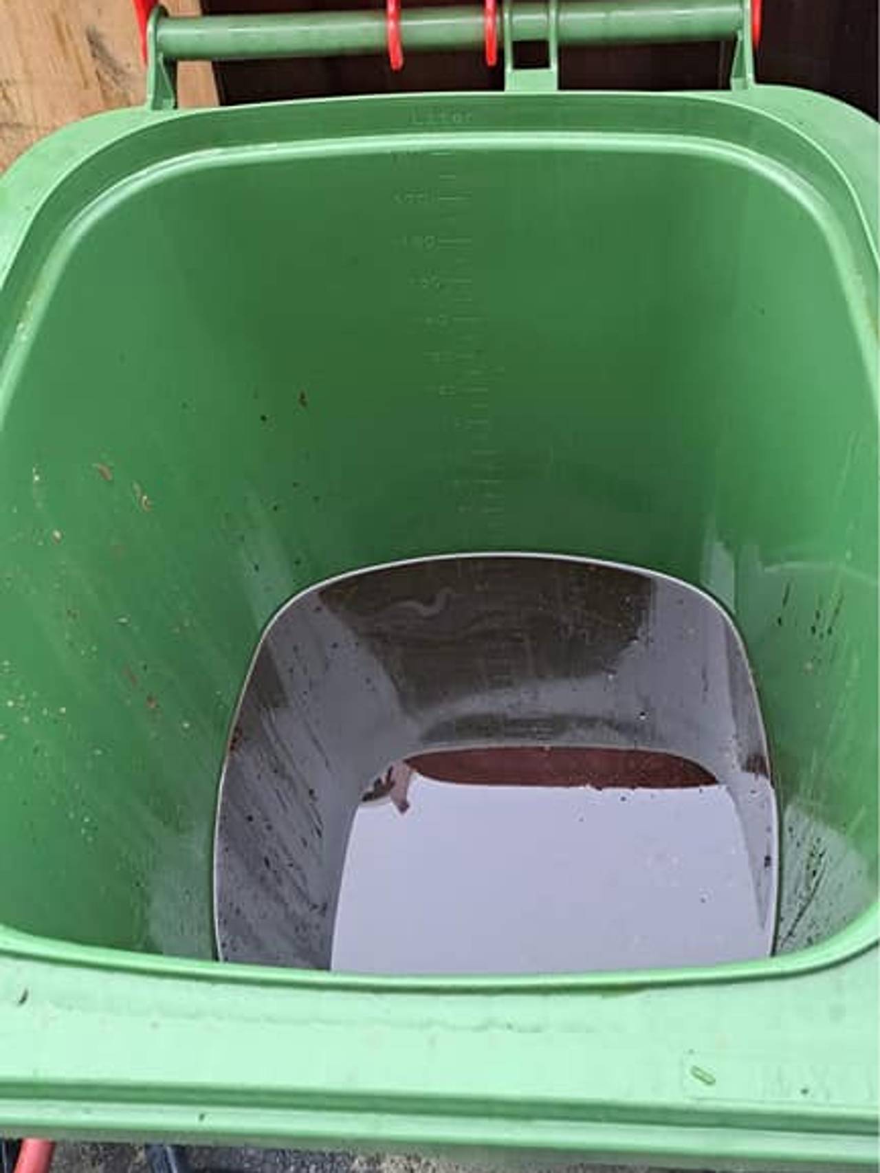 Søppeldunk til oppbevaring av matolje.