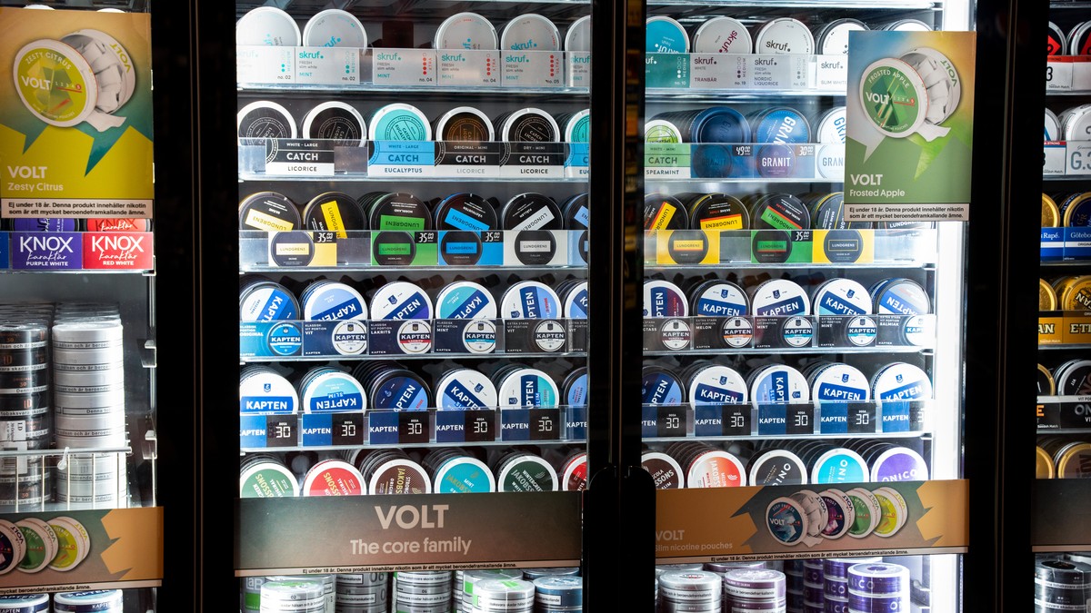 Mange snussorter kan bli ulovlige i Norge: – Bra for oss, sier svensk snushandler