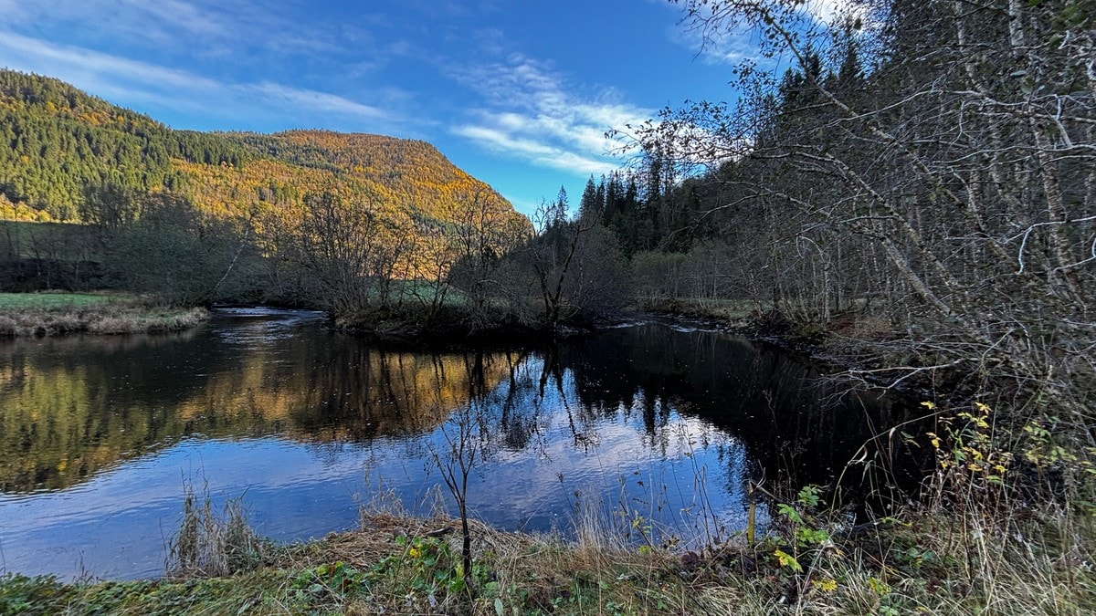 elv med fjell i bakgrunnen FOTO: Politiet