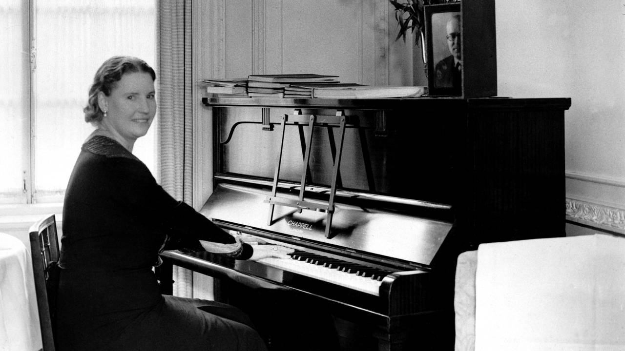 Kirsten Flagstad øver på et hotell i London, foran en stor konsert i Royal Albert Hall. Flagstad ved pianoet. 1937