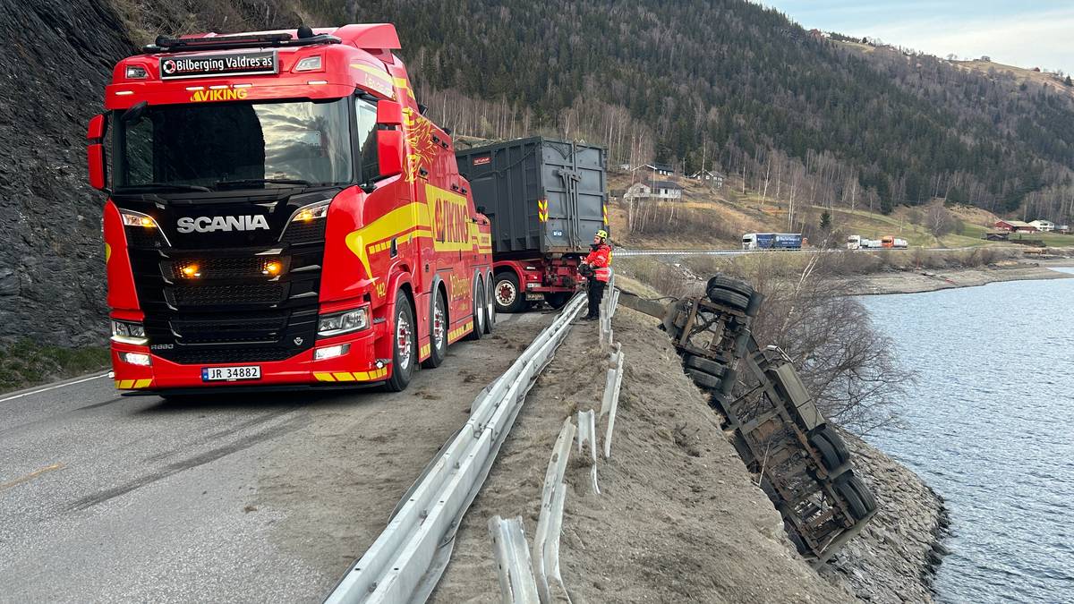 Lastebil i fjellvegg på E16 i Nord-Aurdal: Vegen stenges i flere timer