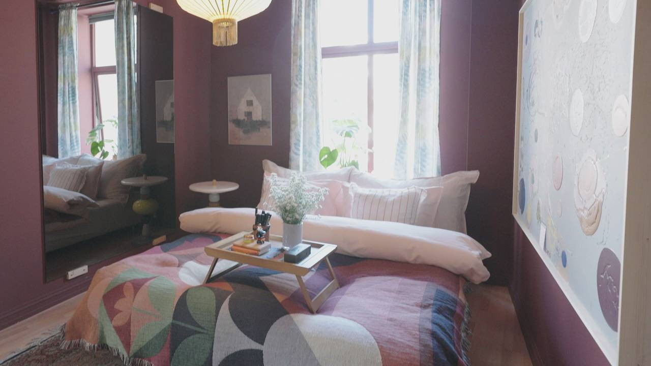 I colori in casa stanno diventando sempre più popolari.  Illustrato qui con pareti viola.