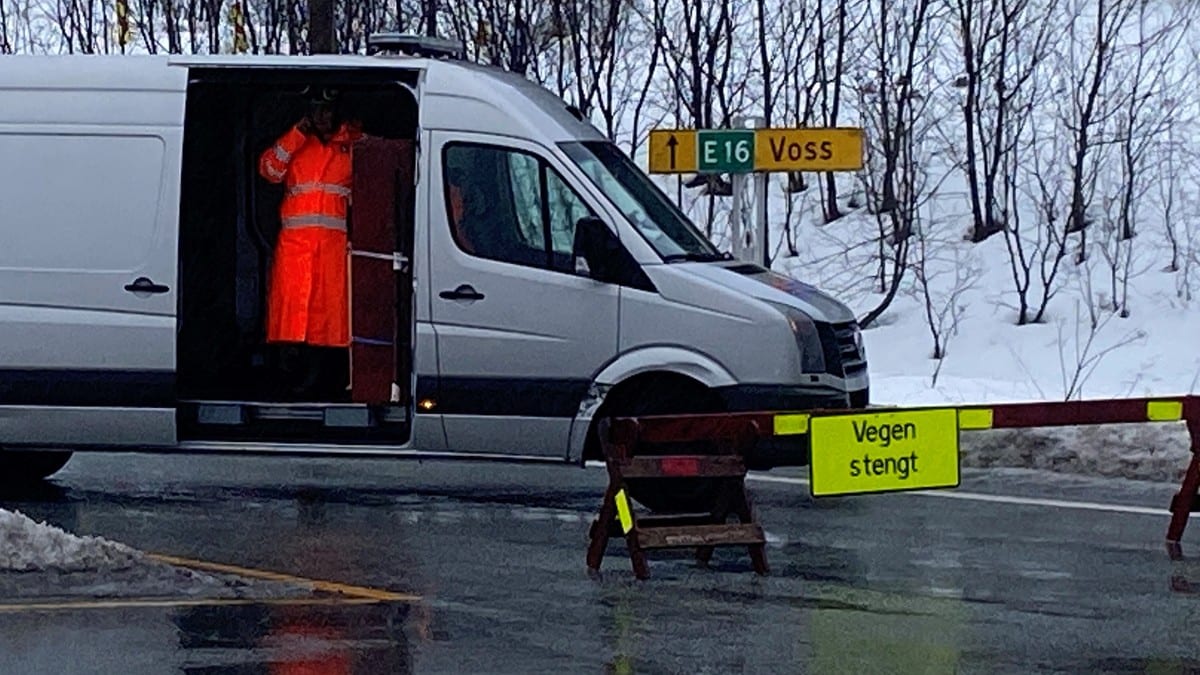 Hovudvegen ut av Bergen stengt etter ras og rasfare