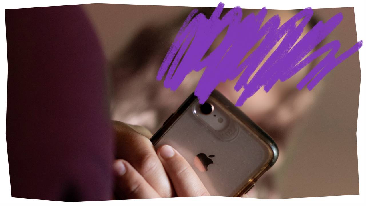 Thea sitter med mobilen sin i hånden, vi ser henne nedenfra. Ansiktet er anonymisert.