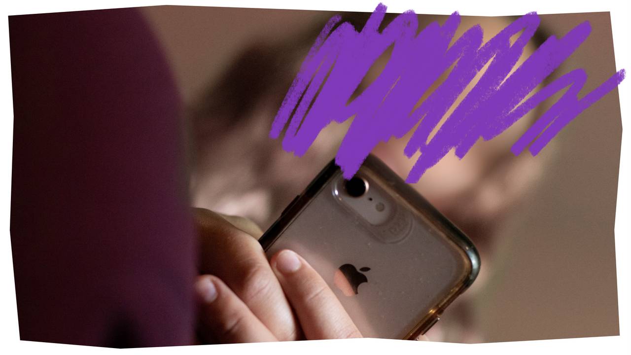 Thea sitter med mobilen sin i hånden, vi ser henne nedenfra. Ansiktet er anonymisert.