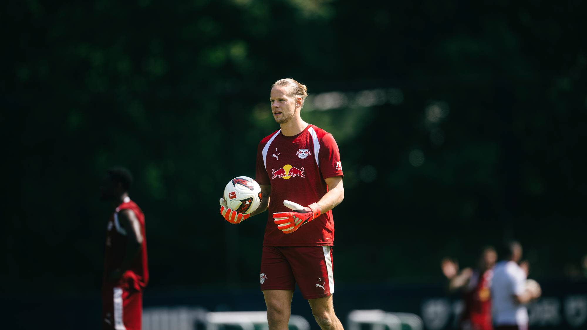 Fotballkeeper med ball på treningsfeltet. (Bildebeskrivelsen er laget av en KI-tjeneste)