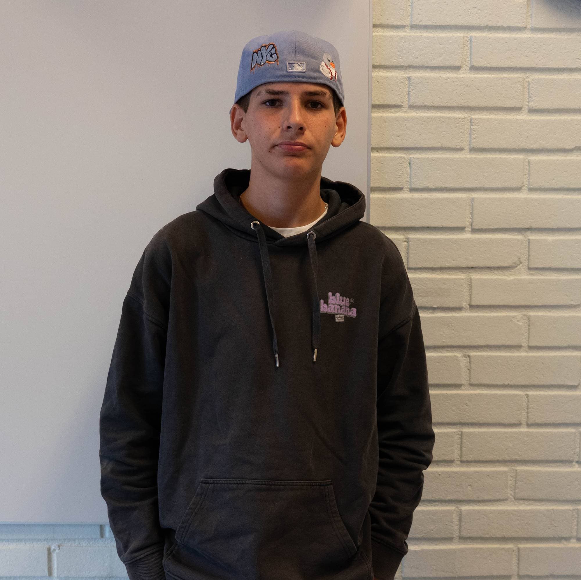 Eleven Phillip står i klasserommet og ser i kamera