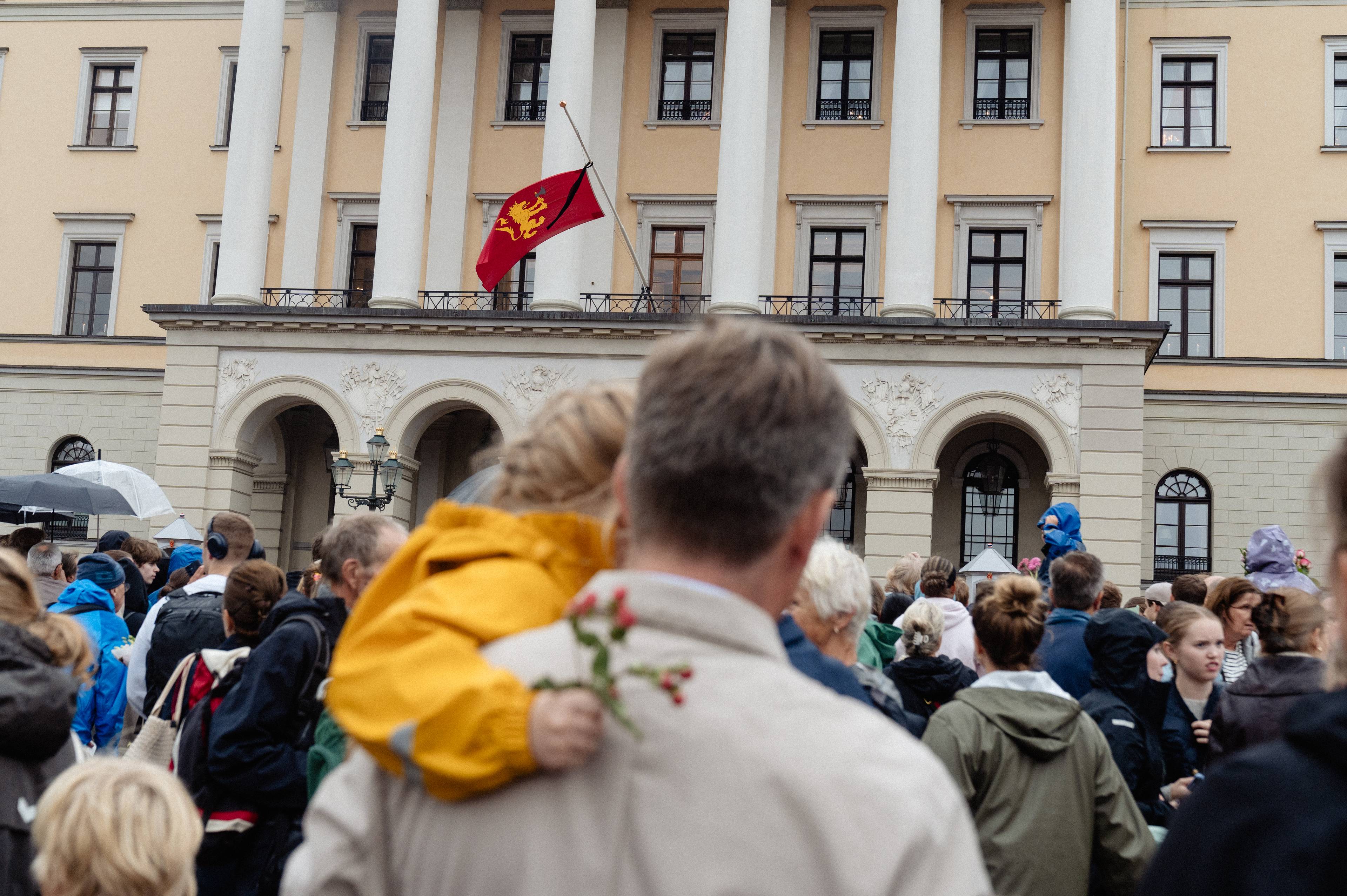 Folk besøker Slottsplassen for å minnes kong Harald V,