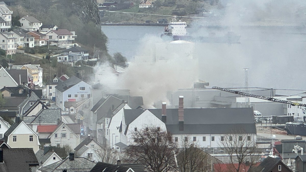 Brann i leiligheitskompleks: &ndash; Vi har ikkje kontroll