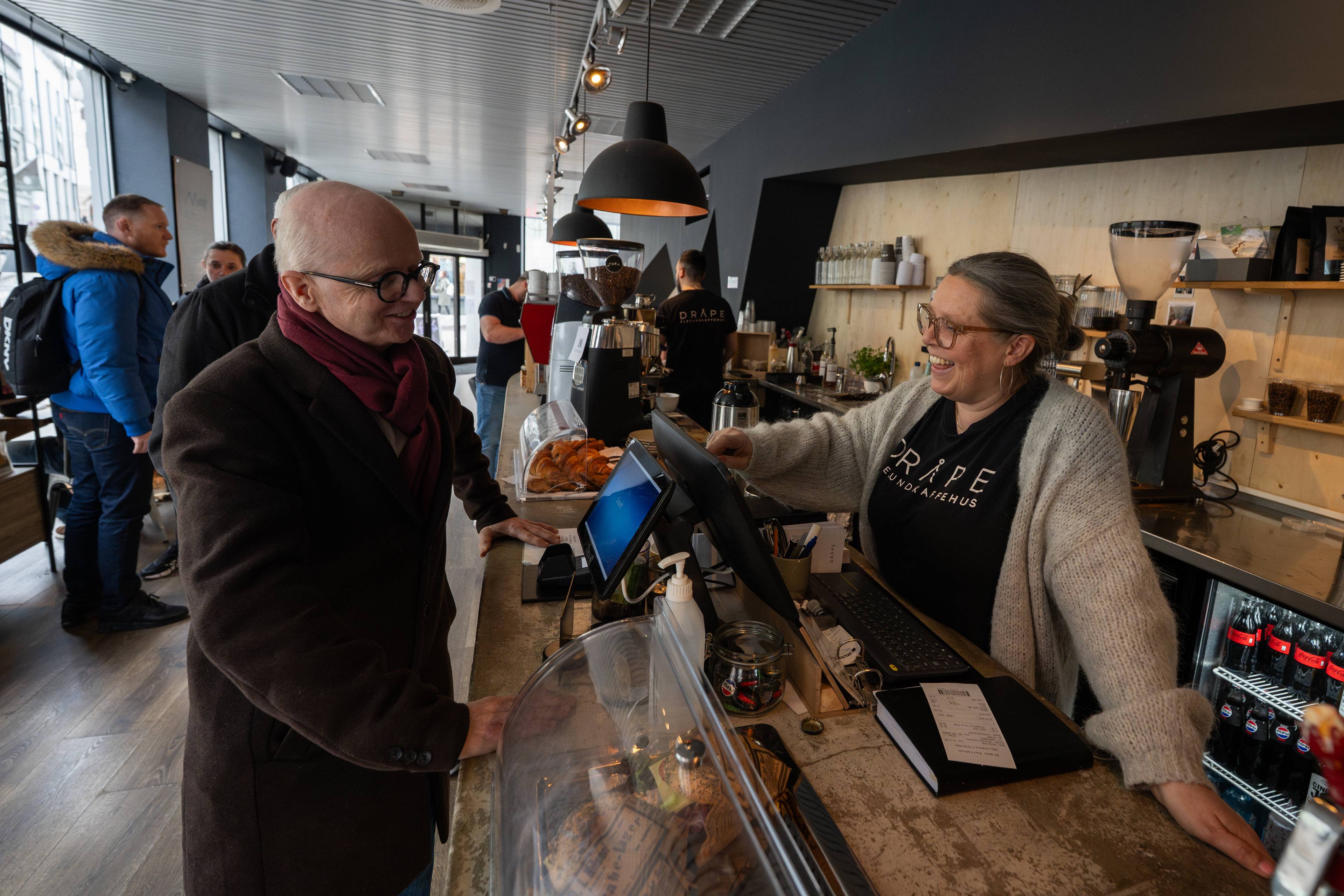 Jan Huse og kona Ragnhild Huse eig kafeen Dråpe i Ålesund