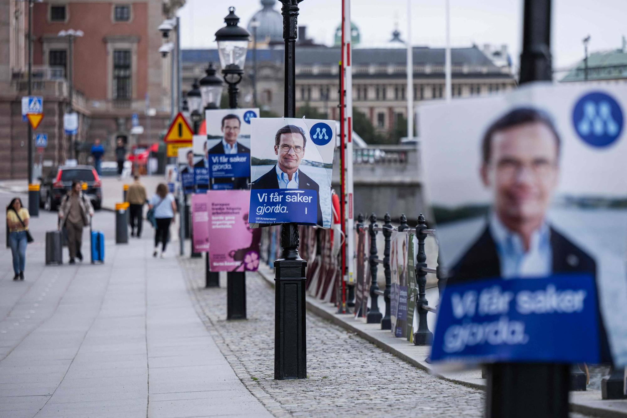 Valgplakater med Ulf Kristersson langs en gate i Stockholm. (Bildebeskrivelsen er laget av en KI-tjeneste)