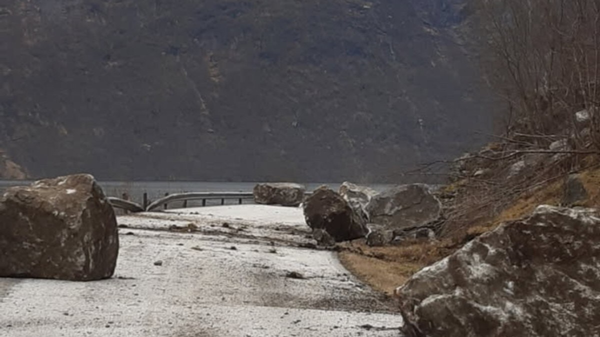 Steinar på storleik med bilar hamna vegen
