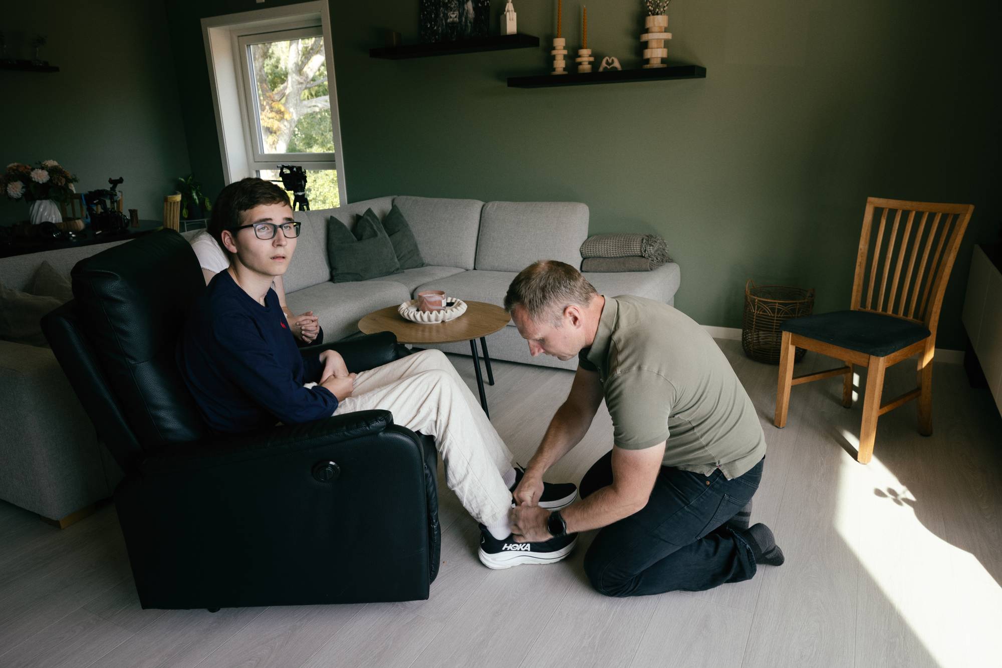 Pappa tar på skoene til Philip