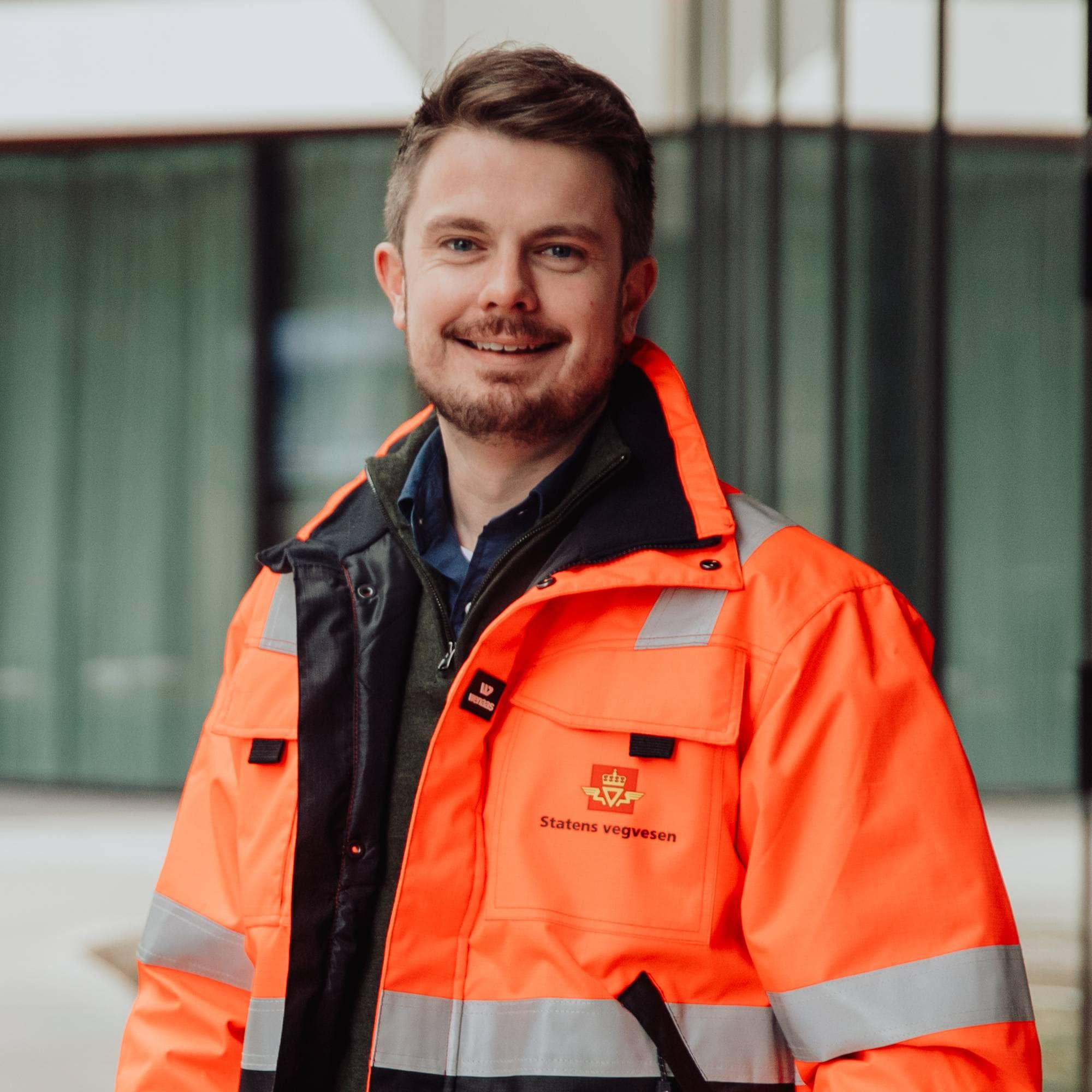 En person iført oransje vest (Bildebeskrivelsen er laget av en KI-tjeneste)