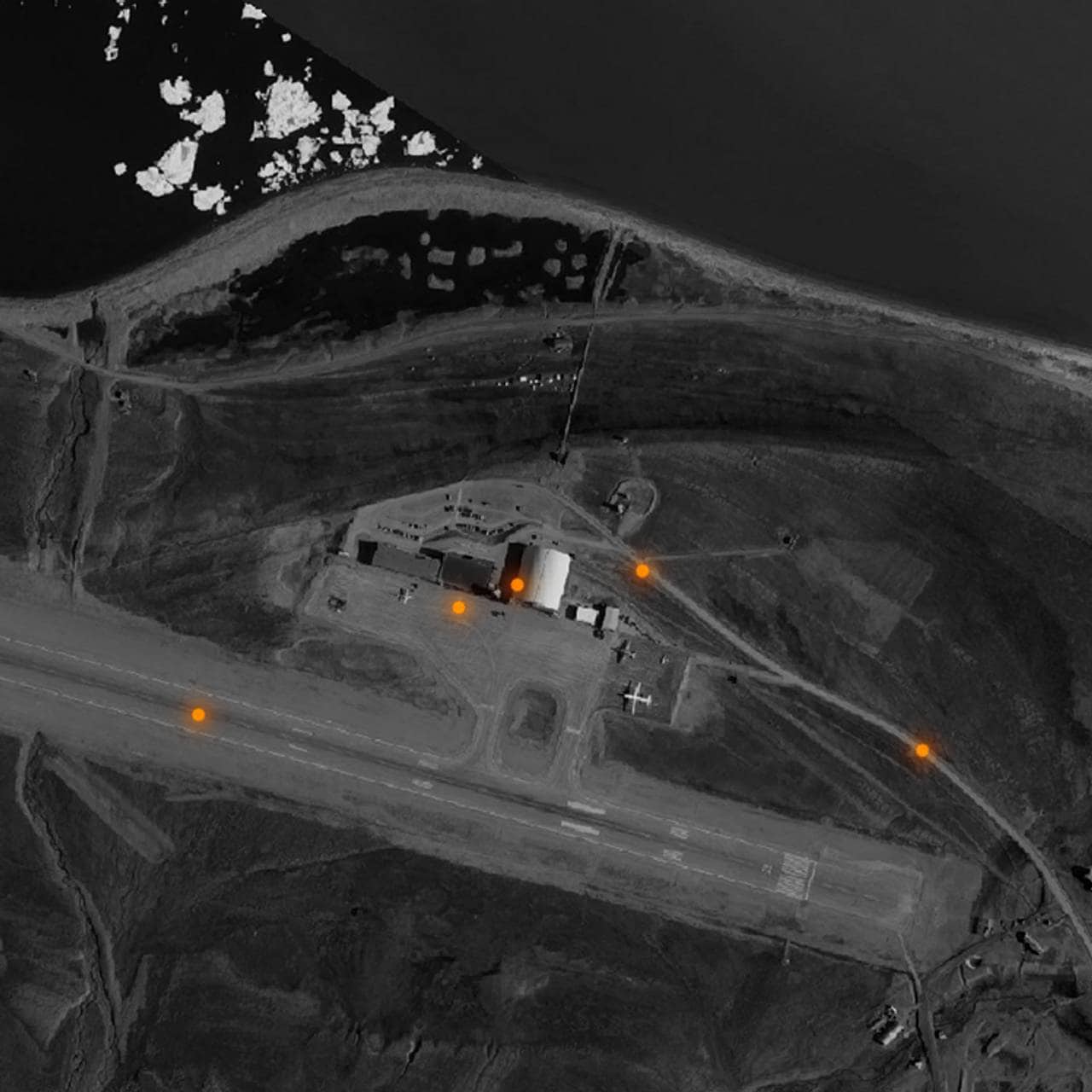 Flyfoto som viser posisjoneringer ved Longyearbyen lufthavn.