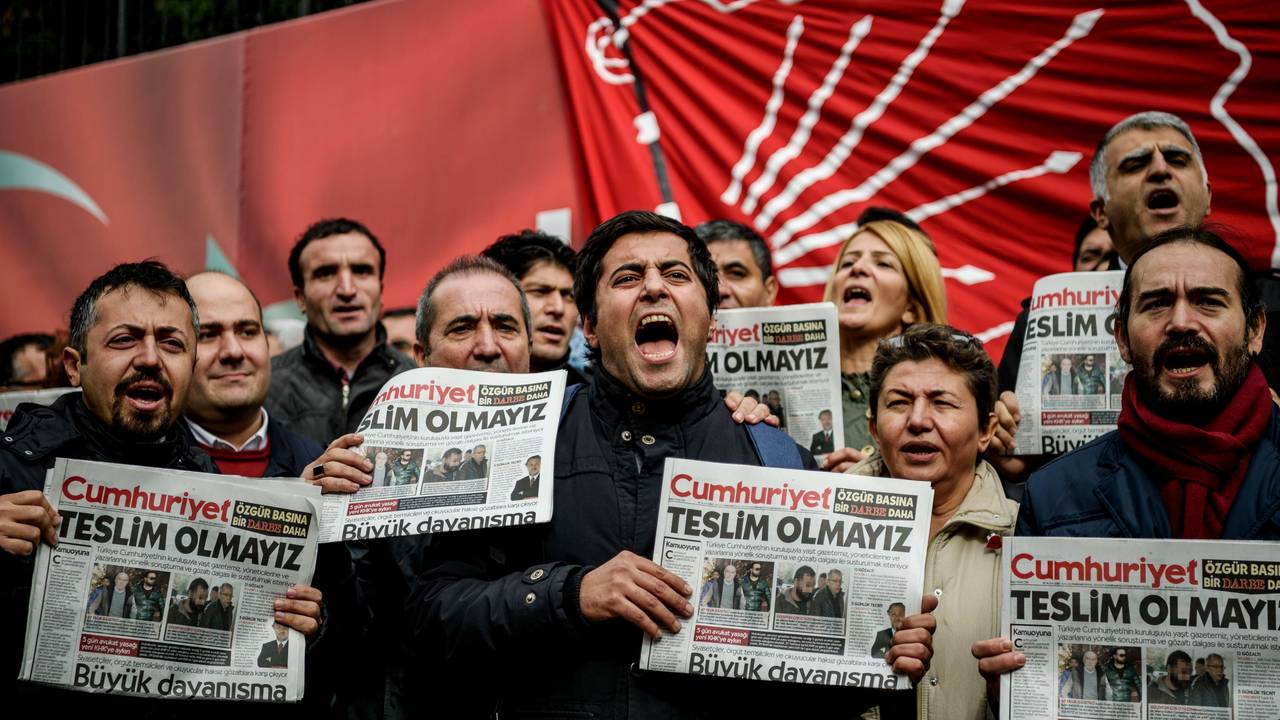 Demonstranter protesterer med en utgave en den tyrkiske avisen