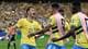 PAUL ELLIS / AFP,NTB Brasilianske fotballspillere feirer en scoring på banen foran et fullsatt publikum. (Bildebeskrivelsen er laget av en KI-tjeneste)