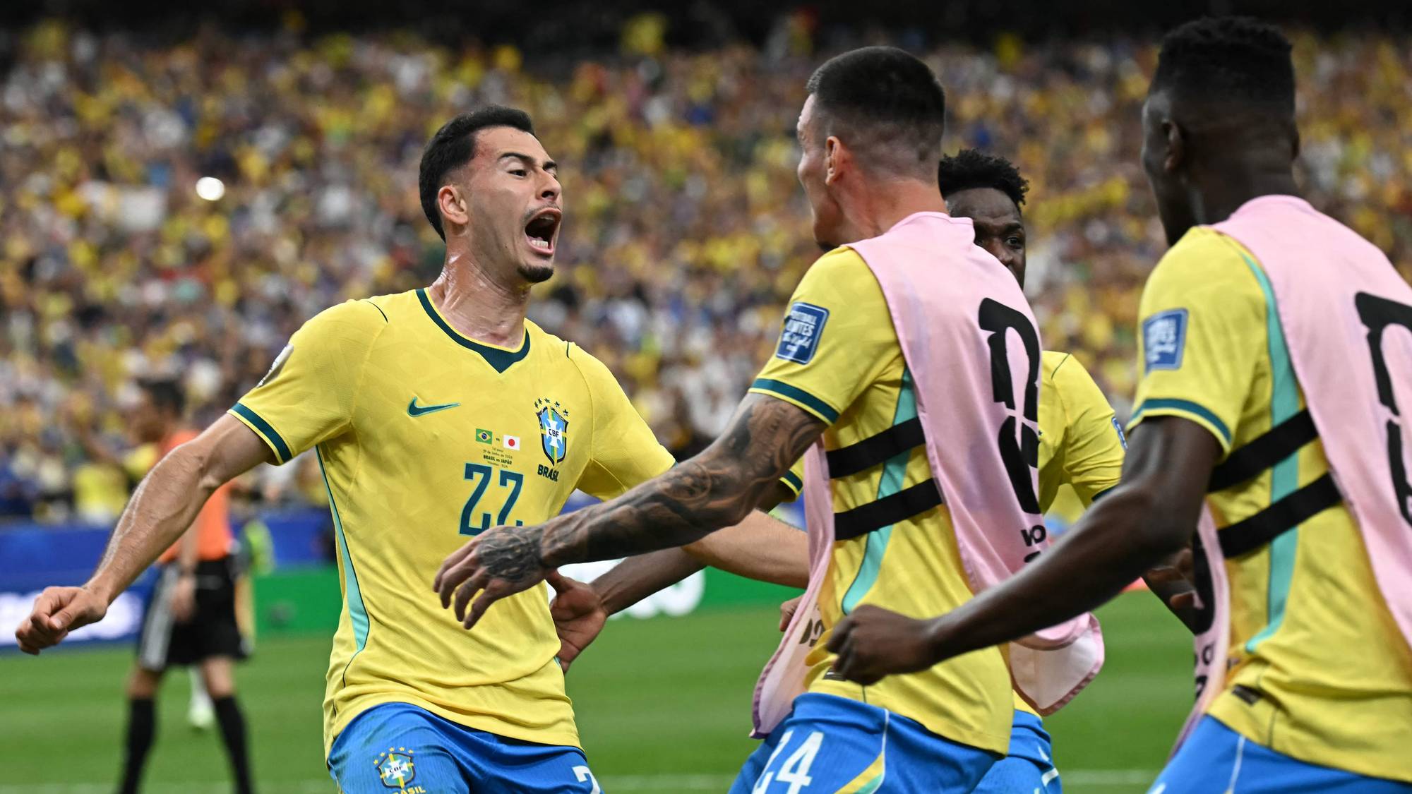 Brasilianske fotballspillere feirer en scoring på banen foran et fullsatt publikum. (Bildebeskrivelsen er laget av en KI-tjeneste)