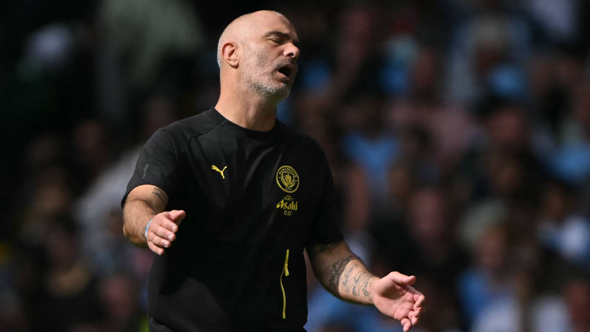 Pep Guardiola gestikulerer og ser oppgitt ut på sidelinjen under en fotballkamp. (Bildebeskrivelsen er laget av en KI-tjeneste)