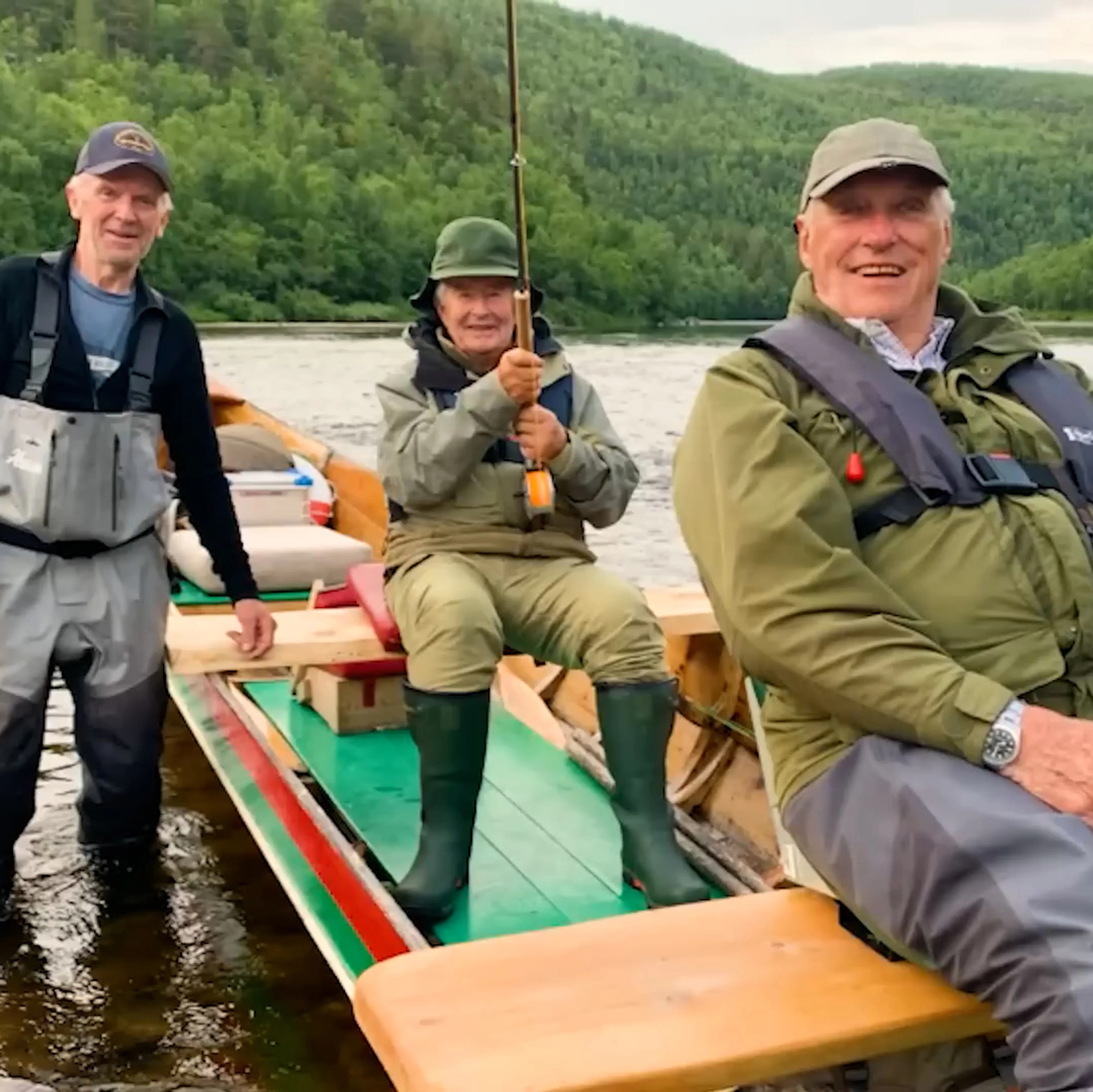 Kong Harald på fisketur i Altaelva