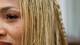 Elena Bulai Løvland / NRK Et nærbilde av en person med langt, fletet hår. Bakgrunnen er uskarp, men viser en innendørs setting. Håret har en lys farge og er fletter i flere seksjoner. Bildekomposisjonen fokuserer på håret, med ansiktet delvis skjult.