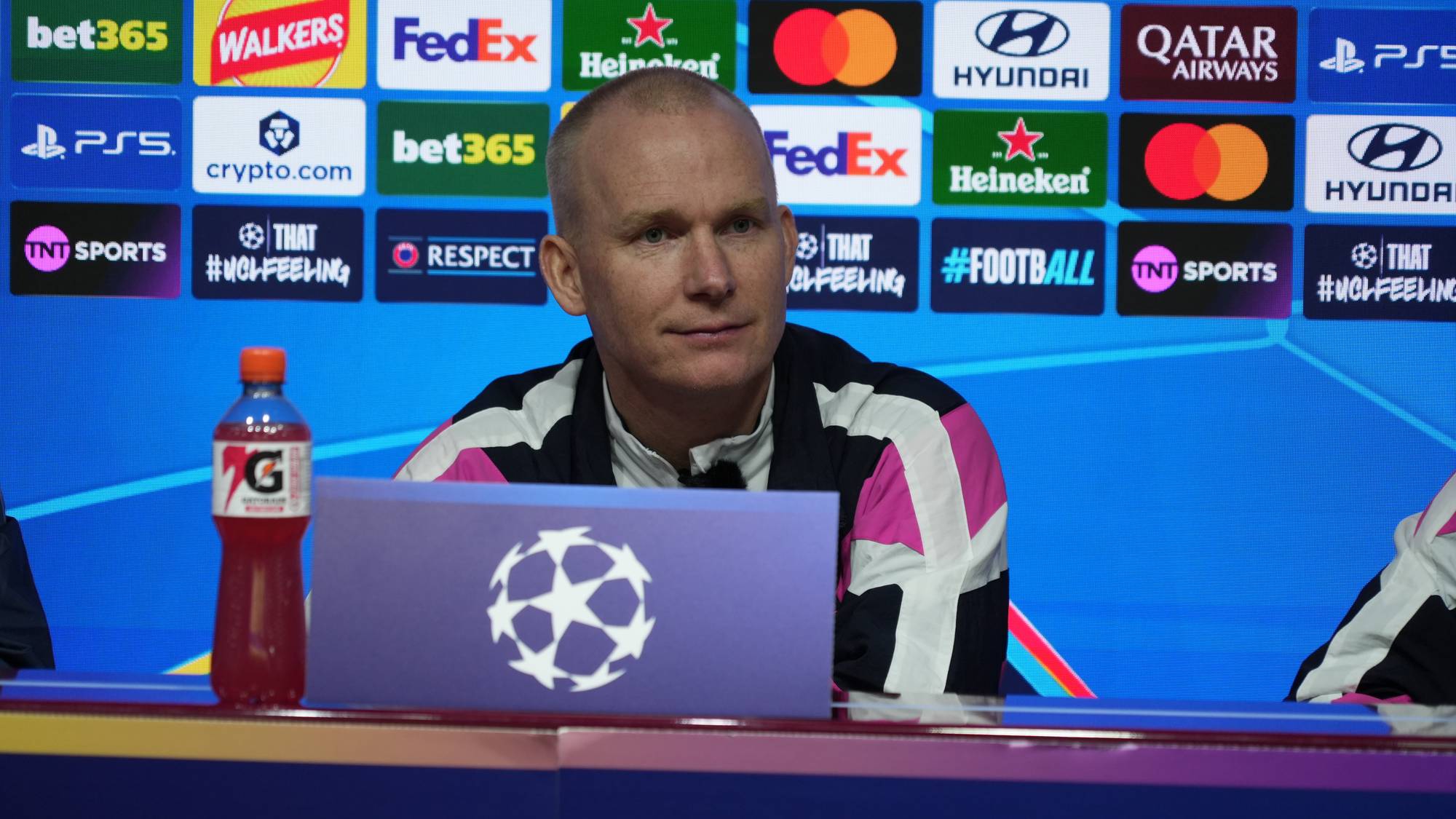 Trener Kjetil Knutsen sitter på en pressekonferanse med Champions League-logo foran seg. (Bildebeskrivelsen er laget av en KI-tjeneste)