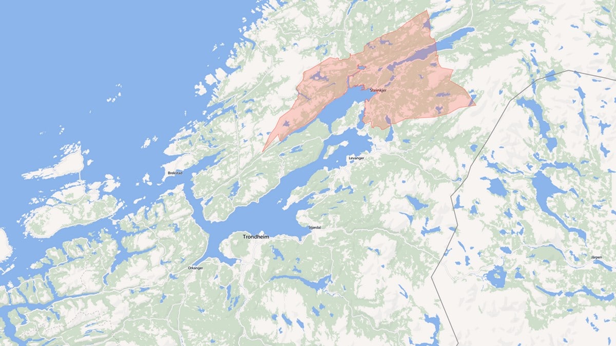 Bil kjørte inn i husvegg –  føreren fløyet til sykehus