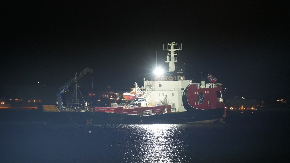 Diesel lekker fra grunnstøtt skip i Tjeldsund: Beboere merker lukt