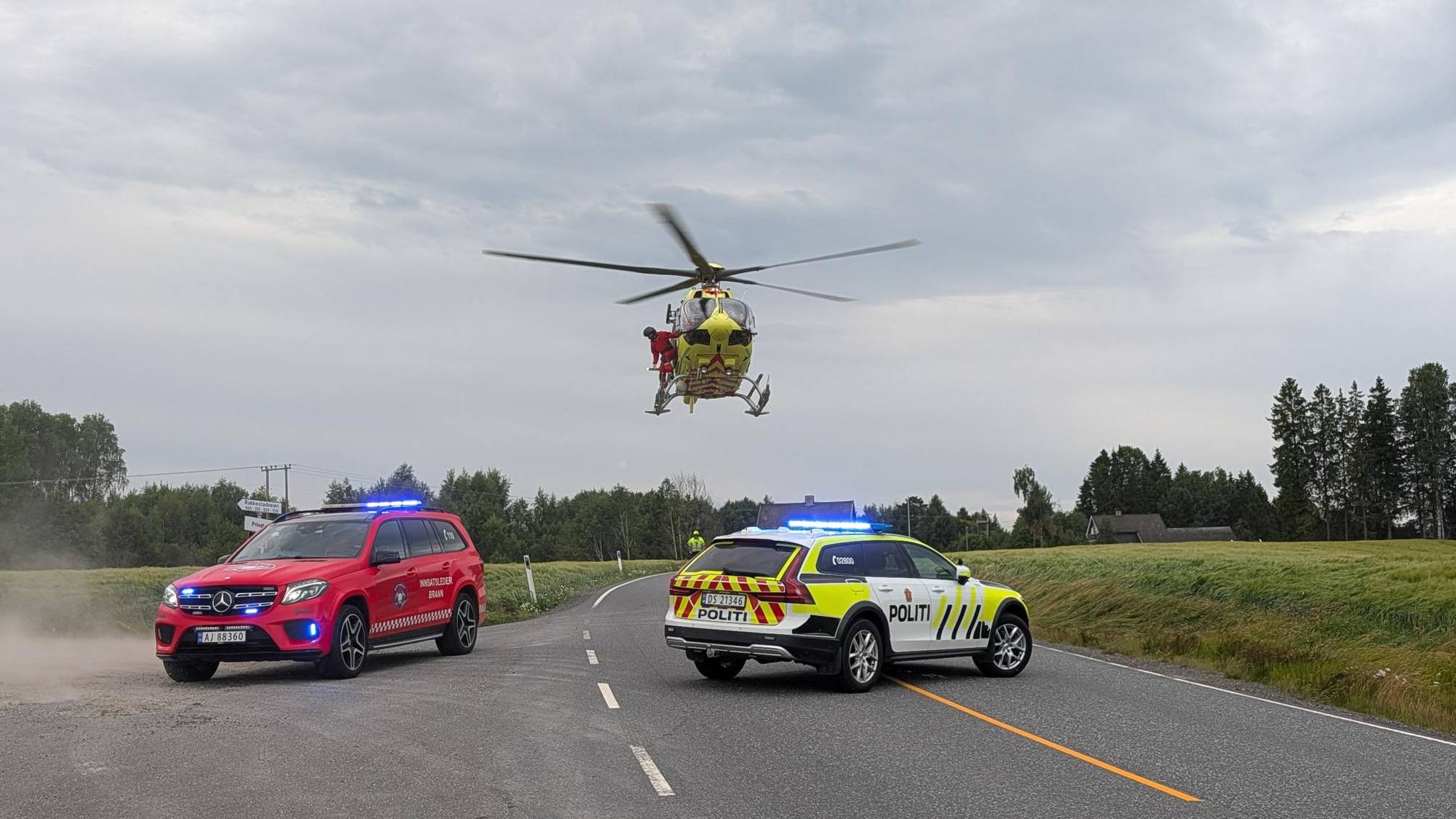 Luftambulanse har ankommet ulykkessted på Rakkestadveien