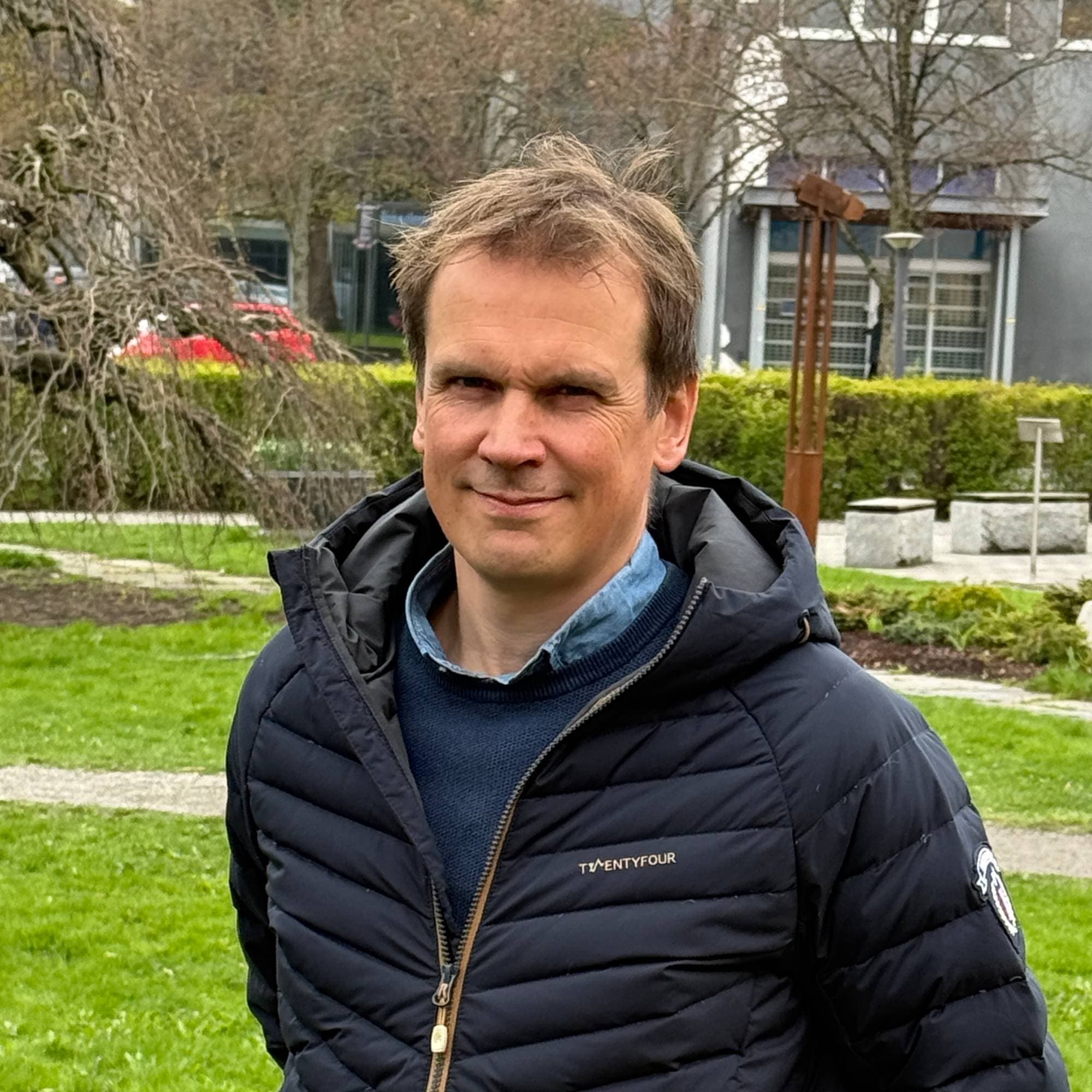 En mann i svart jakke