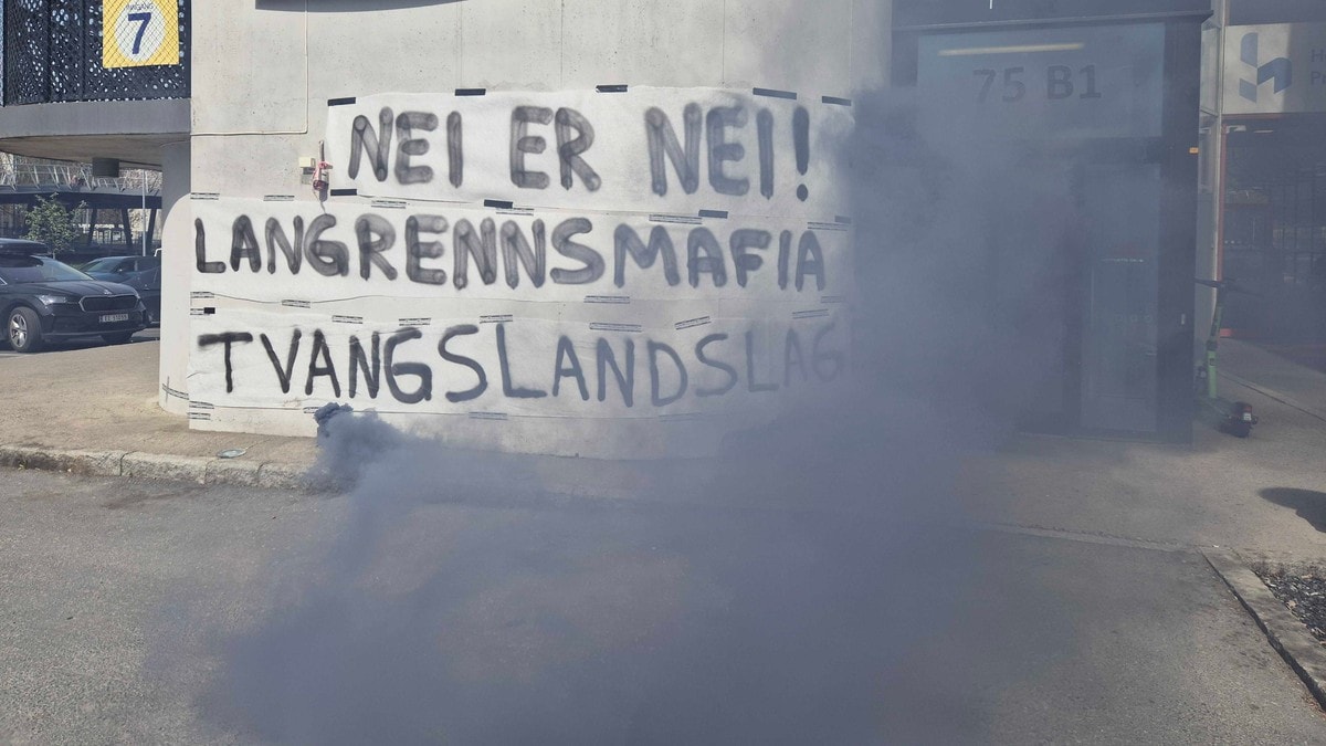 Demonstranter utl&oslash;ste brannalarmen p&aring; Ullevaal: Kaller toppene &laquo;mafia&raquo; og &laquo;diktatur&raquo;