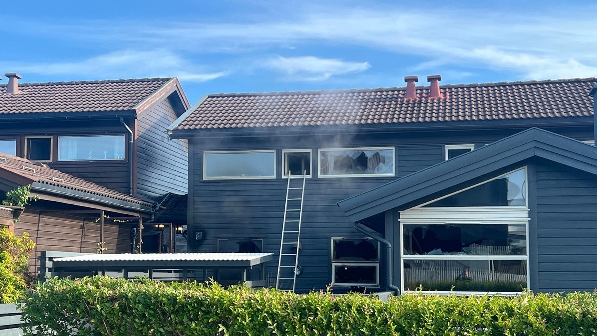 Forbipasserande redda bebuarar ut av brennande hus