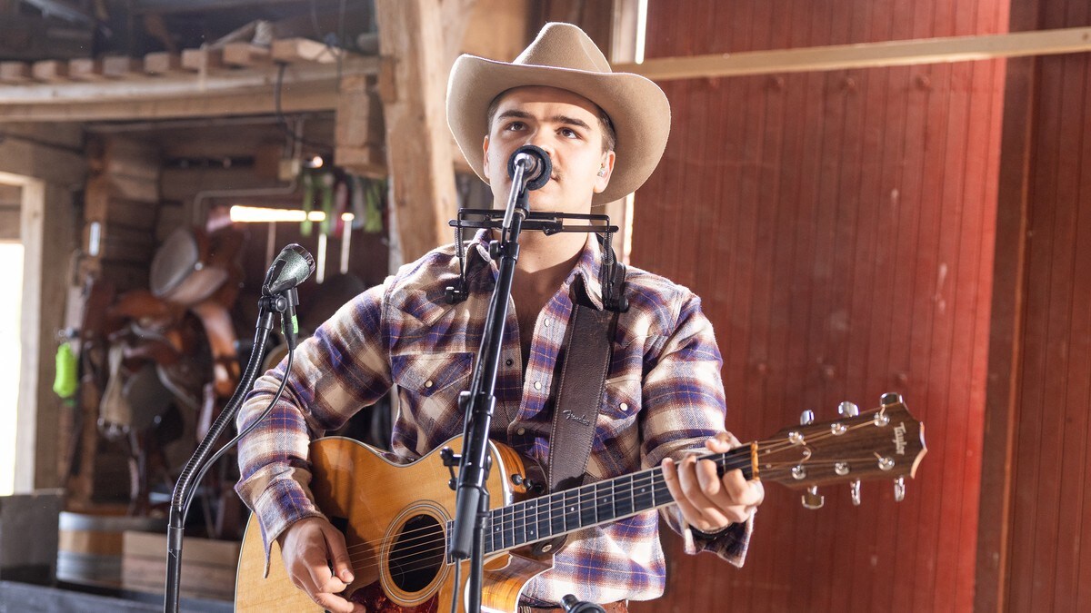 Tobias Sten spiller gitar og synger i mikrofonen. Har på seg en rutete skjorte, cowboyhatt og skjorta ned i buksa. FOTO: Tom Øverlie, NRK P3