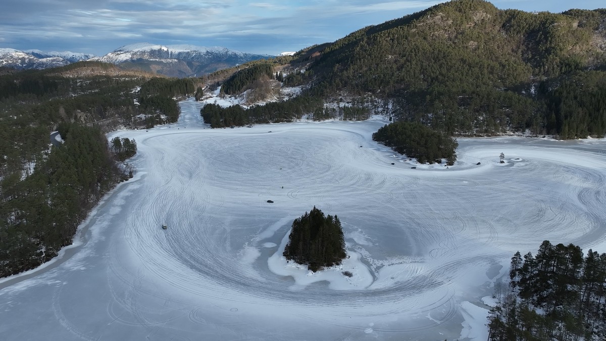 Trudde dei hadde lov til &aring; k&oslash;yre p&aring; isen &ndash; f&aring;r likevel 12.000 kroner i bot